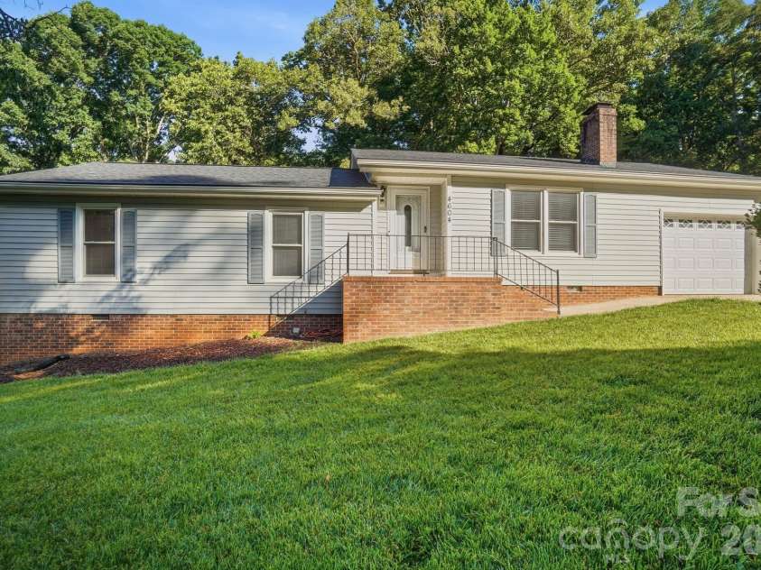 4604 Oakwood Circle, Gastonia, NC 28056.  MLS# CAR4389122, YatesRealty ID 28379. 