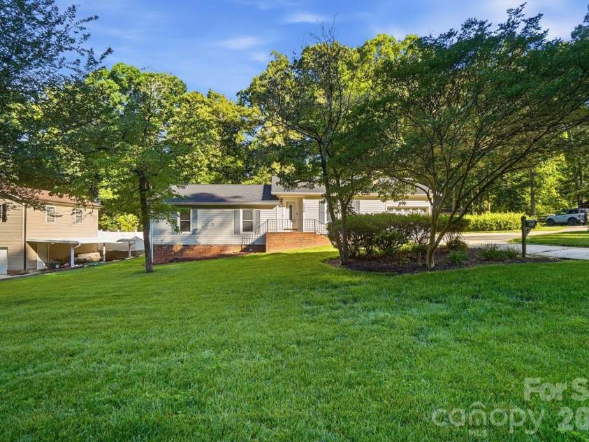4604 Oakwood Circle, Gastonia, NC 28056.  MLS# CAR4389122, YatesRealty ID 28379. 