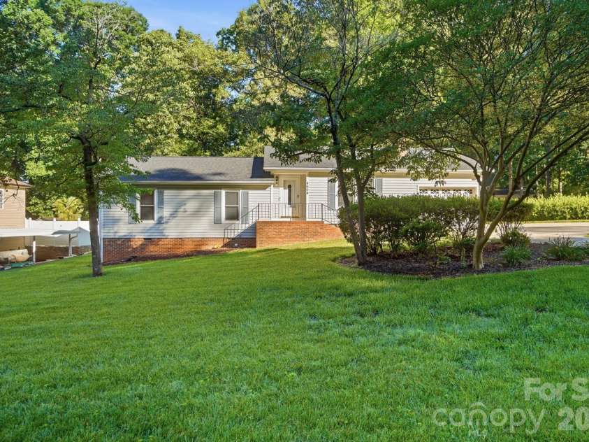 4604 Oakwood Circle, Gastonia, NC 28056.  MLS# CAR4389122, YatesRealty ID 28379. 