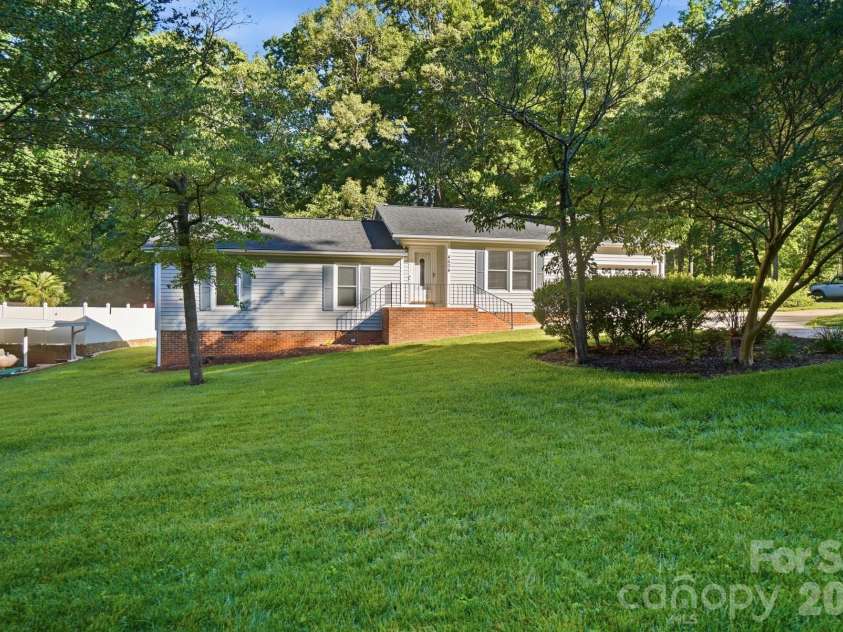 4604 Oakwood Circle, Gastonia, NC 28056.  MLS# CAR4389122, YatesRealty ID 28379. 
