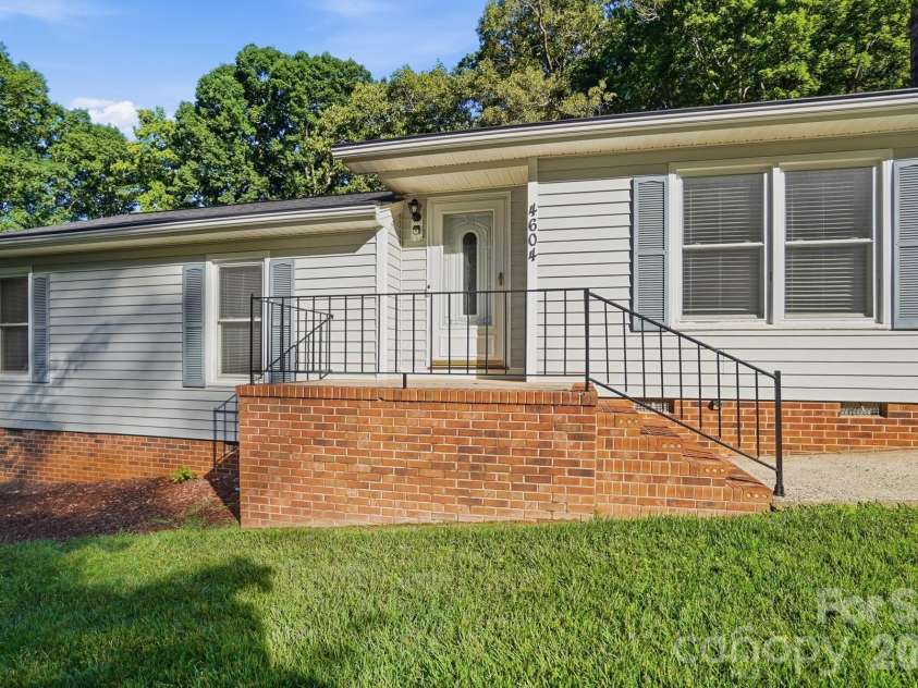 4604 Oakwood Circle, Gastonia, NC 28056.  MLS# CAR4389122, YatesRealty ID 28379. 