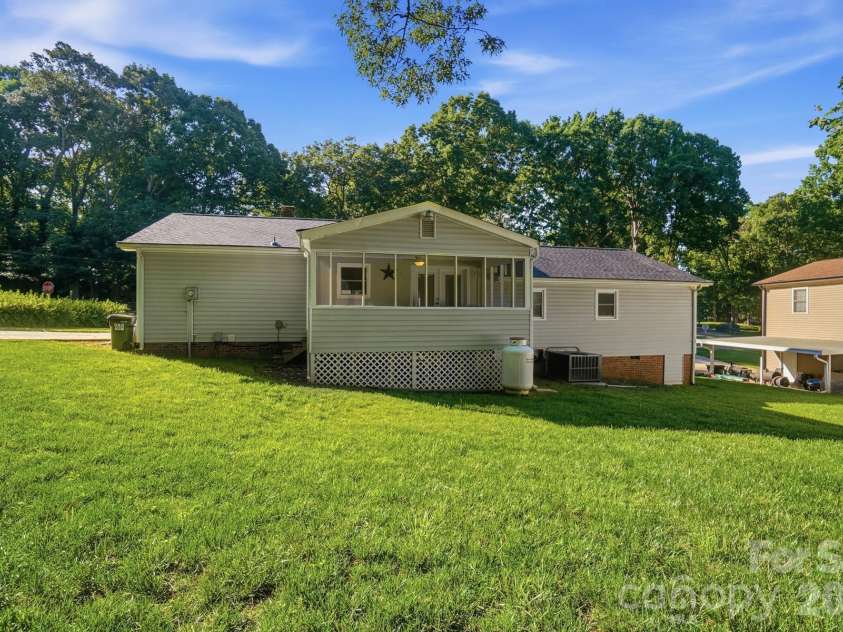 4604 Oakwood Circle, Gastonia, NC 28056.  MLS# CAR4389122, YatesRealty ID 28379. 