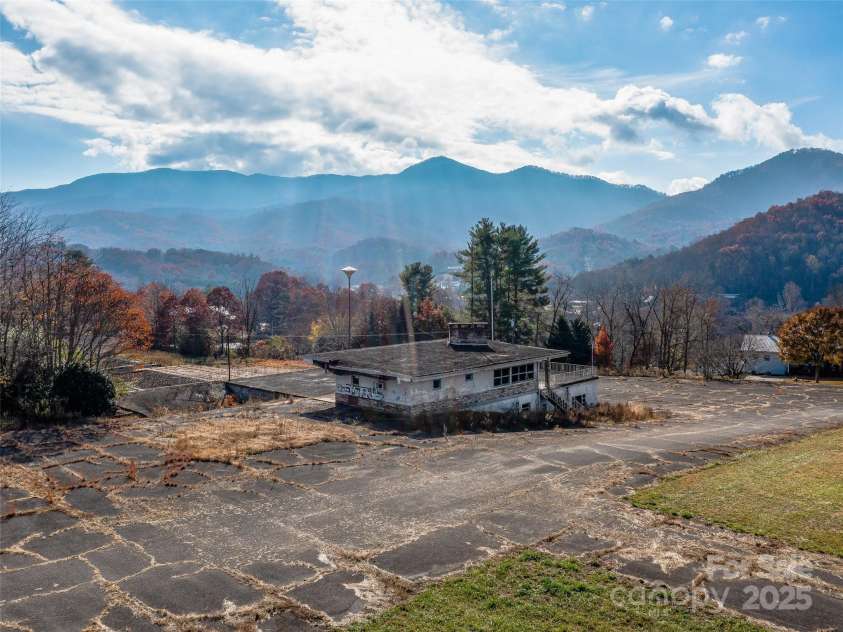 67 Lakeview Drive, Bryson City, NC 28713.  MLS# CAR4235115, YatesRealty ID 2838. 