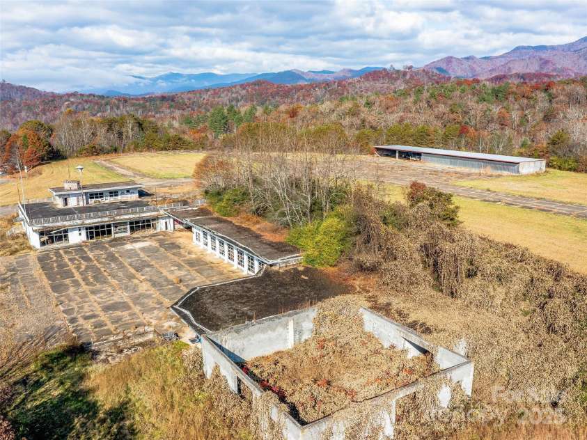 67 Lakeview Drive, Bryson City, NC 28713.  MLS# CAR4235115, YatesRealty ID 2838. 