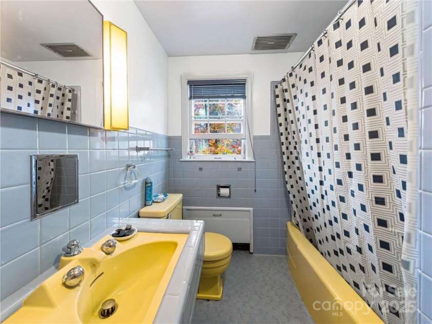 67 Lakeview Drive, Bryson City, NC 28713.  MLS# CAR4235115, YatesRealty ID 2838. 