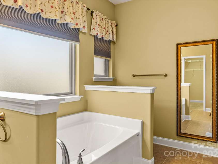 7208 Ogden Place, Denver, NC 28037.  MLS# CAR4318593, YatesRealty ID 2838. Primary Bath