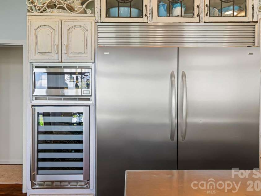 1052 Toxaway Drive, Lake Toxaway, NC 28747.  MLS# CAR4371688, YatesRealty ID 28382. Chef's Kitchen
