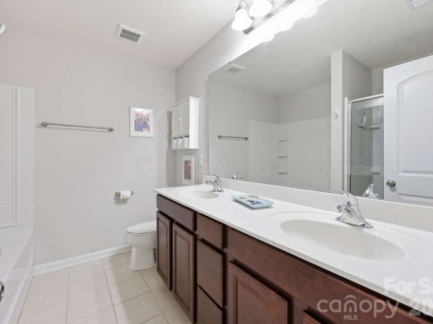 8413 Summerford Drive, Charlotte, NC 28269.  MLS# CAR4386373, YatesRealty ID 28383. 
