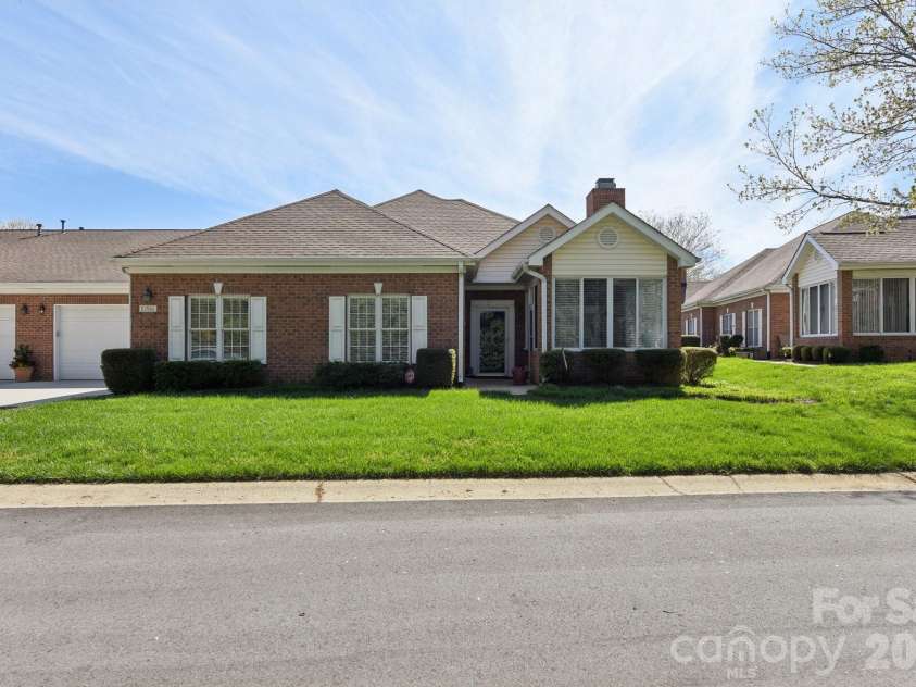 10816 Willow Crossing Drive, Charlotte, NC 28210.  MLS# CAR4362144, YatesRealty ID 28388. 