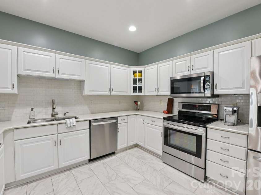 10816 Willow Crossing Drive, Charlotte, NC 28210.  MLS# CAR4362144, YatesRealty ID 28388. 