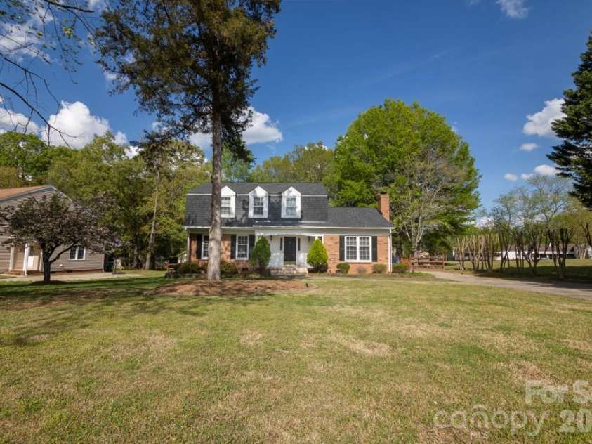 2232 Lawton Bluff Road, Charlotte, NC 28226.  MLS# CAR4366488, YatesRealty ID 28389. 