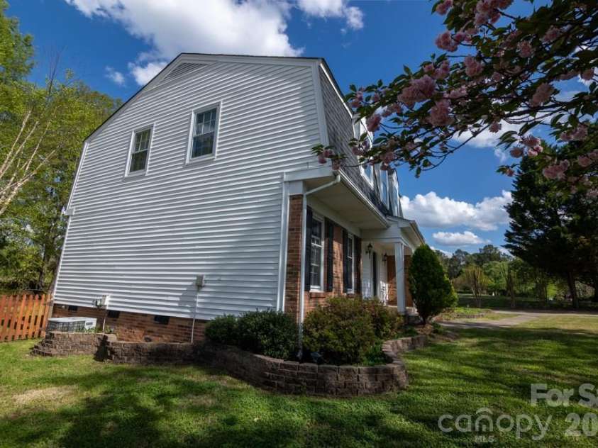 2232 Lawton Bluff Road, Charlotte, NC 28226.  MLS# CAR4366488, YatesRealty ID 28389. 