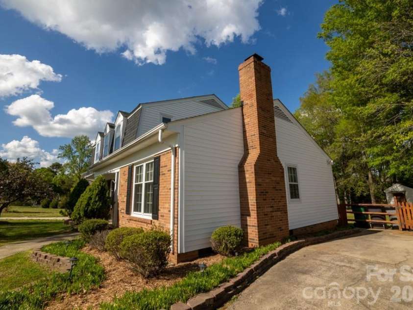 2232 Lawton Bluff Road, Charlotte, NC 28226.  MLS# CAR4366488, YatesRealty ID 28389. 