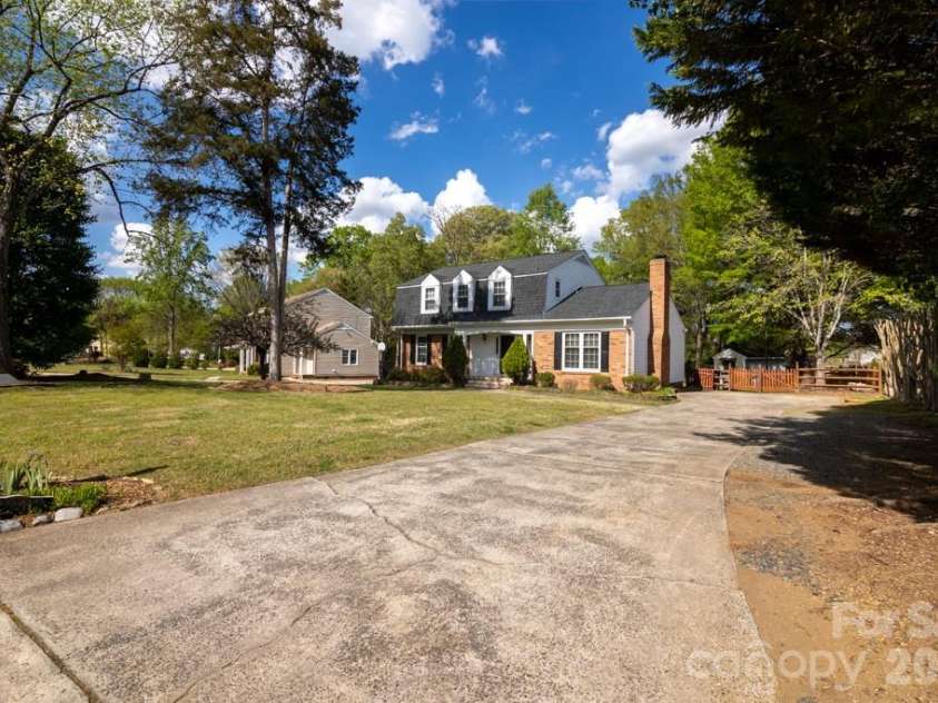 2232 Lawton Bluff Road, Charlotte, NC 28226.  MLS# CAR4366488, YatesRealty ID 28389. 