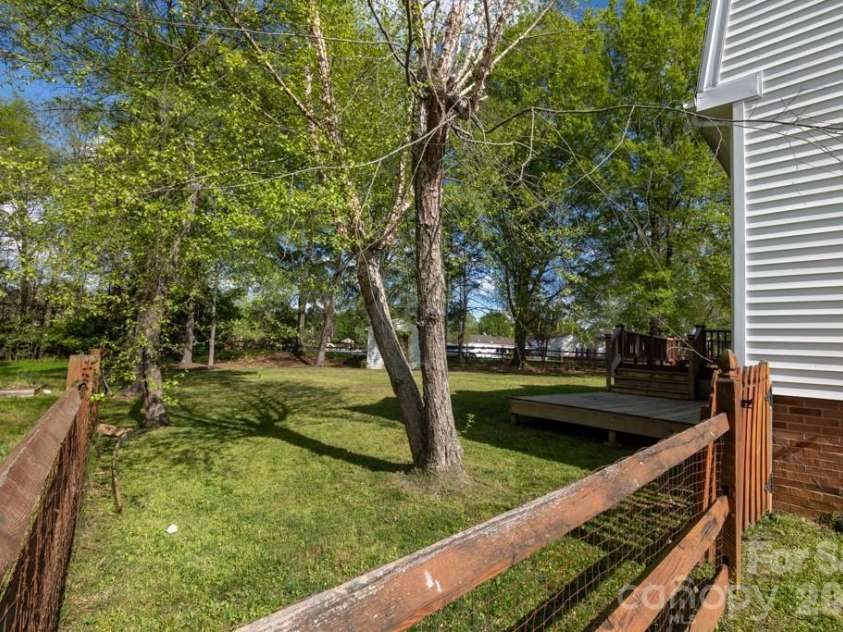 2232 Lawton Bluff Road, Charlotte, NC 28226.  MLS# CAR4366488, YatesRealty ID 28389. 