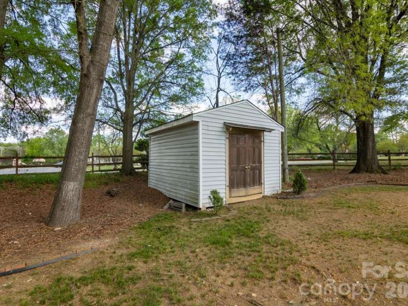 2232 Lawton Bluff Road, Charlotte, NC 28226.  MLS# CAR4366488, YatesRealty ID 28389. 