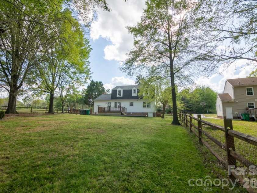 2232 Lawton Bluff Road, Charlotte, NC 28226.  MLS# CAR4366488, YatesRealty ID 28389. 