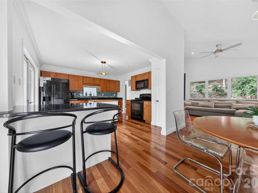 16118 Tana Tea Circle, Tega Cay, SC 29708.  MLS# CAR4368051, YatesRealty ID 28390. Bar Top Dining