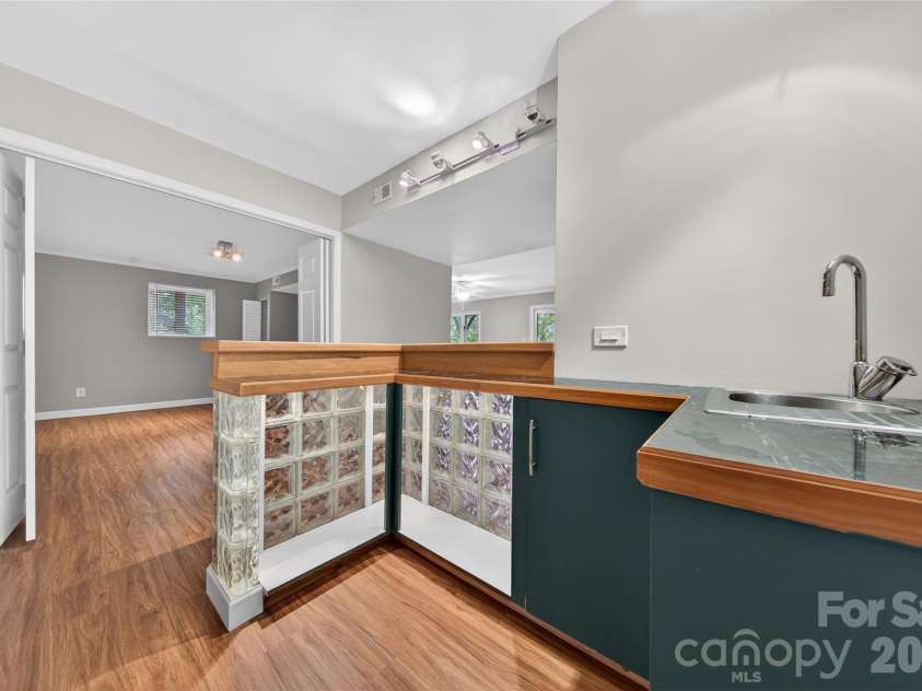 16118 Tana Tea Circle, Tega Cay, SC 29708.  MLS# CAR4368051, YatesRealty ID 28390. Wet Bar
