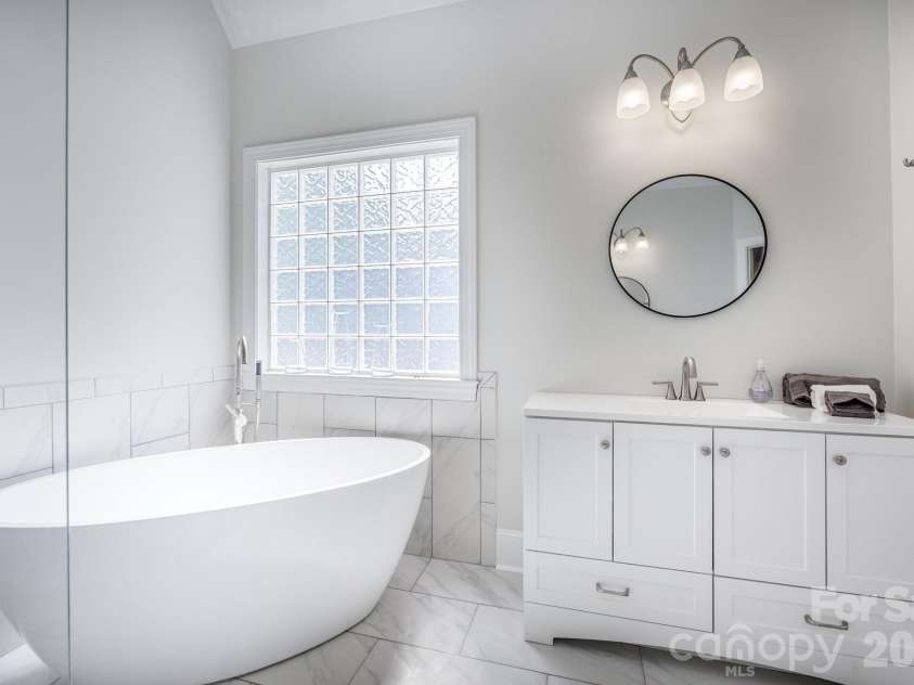 7867 Golf Course Drive, Denver, NC 28037.  MLS# CAR4355635, YatesRealty ID 28391. Primary Bath w/Soaking Tub