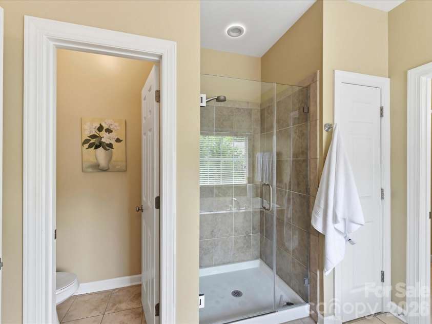 8611 Covedale Crossings Circle, Cornelius, NC 28031.  MLS# CAR4378956, YatesRealty ID 28395. Luxurious primary bath features dual vanities, soaking tub, separate tiled shower, and abundant natural light creating a spa-like retreat.