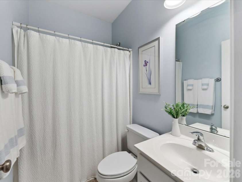 8611 Covedale Crossings Circle, Cornelius, NC 28031.  MLS# CAR4378956, YatesRealty ID 28395. Well-appointed full bath features a bright, clean design with ample vanity space and a tub/shower combination for everyday convenience.