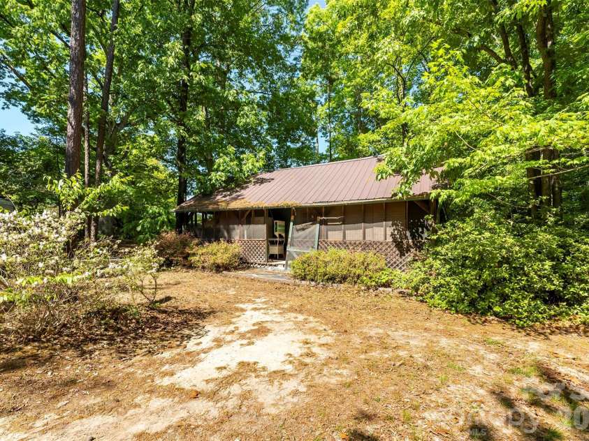 3110 Robinwood Road, Gastonia, NC 28054.  MLS# CAR4414100, YatesRealty ID 28396. The Barn