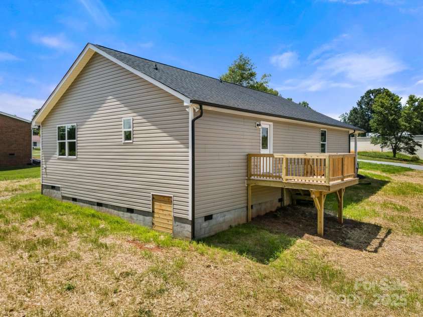 3675 Wakefield Drive, Newton, NC 28658.  MLS# CAR4285073, YatesRealty ID 28396. 