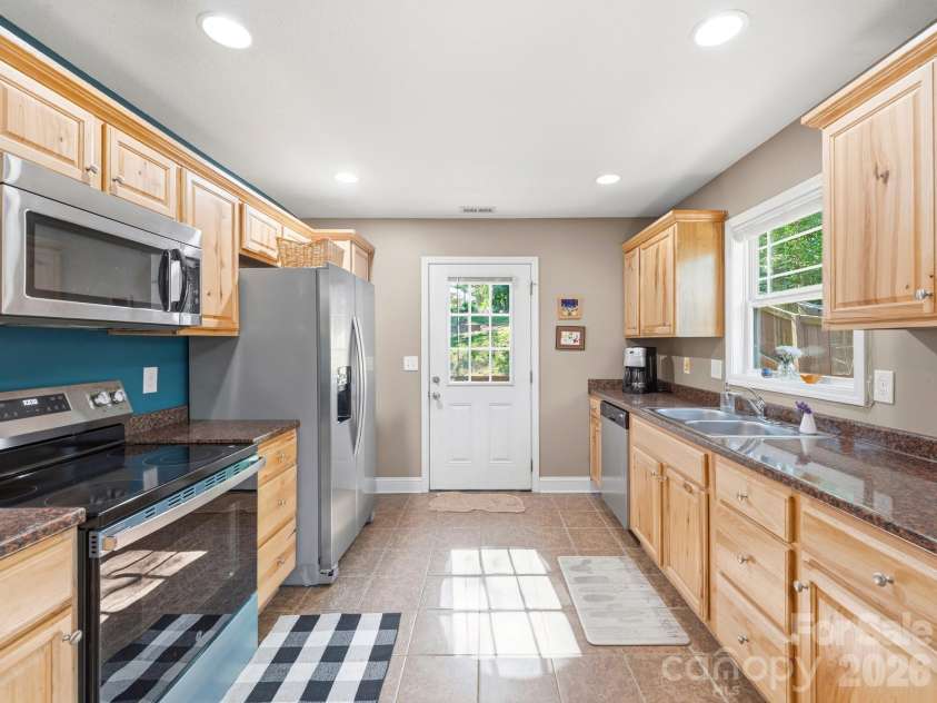 24 Hilldale Road, Asheville, NC 28803.  MLS# CAR4382558, YatesRealty ID 28400. 