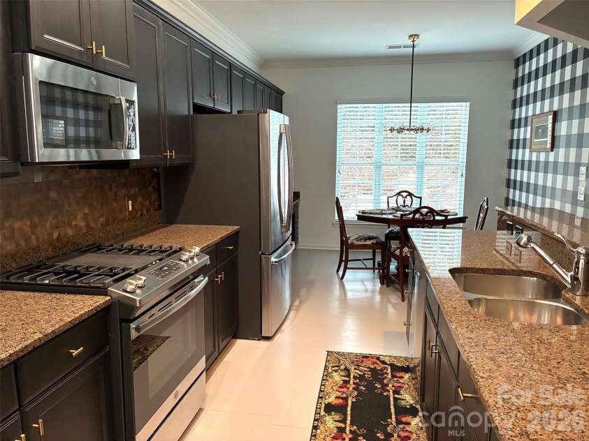 43041 Mimosa Court, Fort Mill, SC 29707.  MLS# CAR4381718, YatesRealty ID 28402. Kitchen