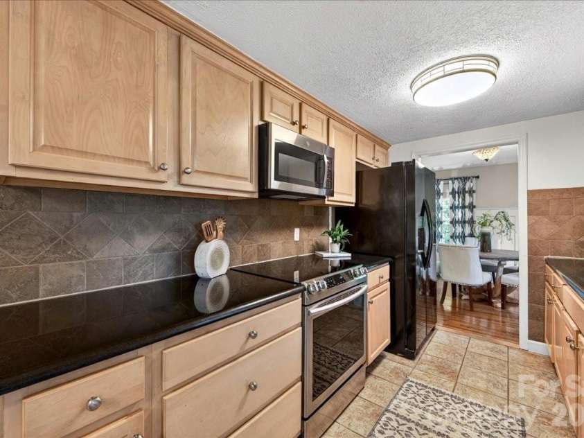 4330 Brookfield Drive, Charlotte, NC 28210.  MLS# CAR4383464, YatesRealty ID 28403. 