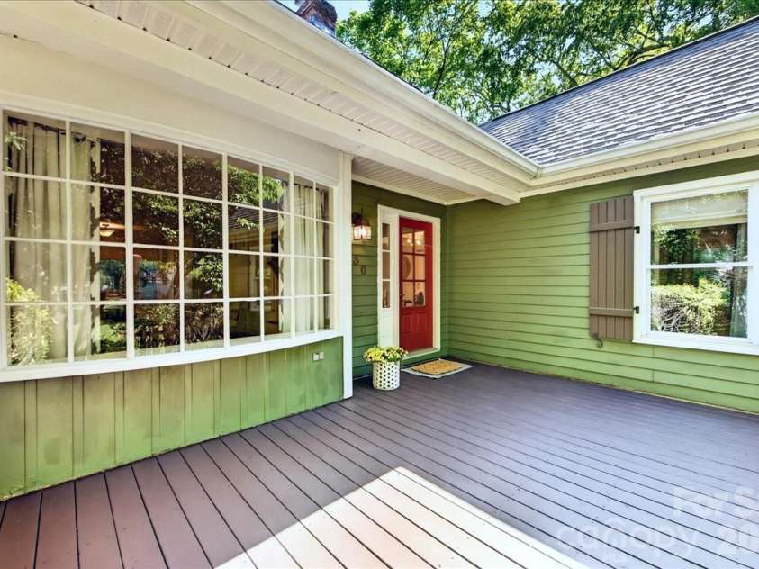 4330 Brookfield Drive, Charlotte, NC 28210.  MLS# CAR4383464, YatesRealty ID 28403. Large bay window for great natural light!