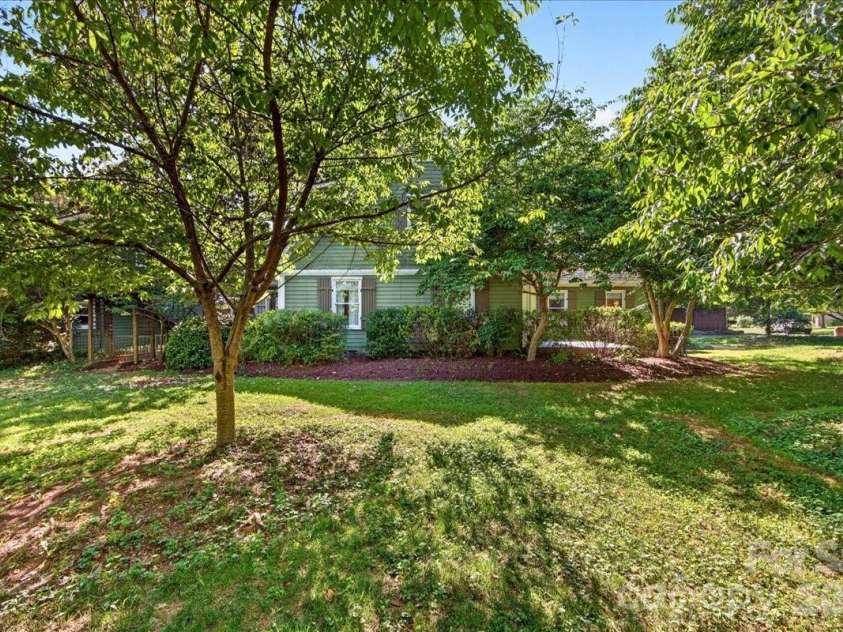 4330 Brookfield Drive, Charlotte, NC 28210.  MLS# CAR4383464, YatesRealty ID 28403. Large open side yard with fresh mulch and mature landscaping
