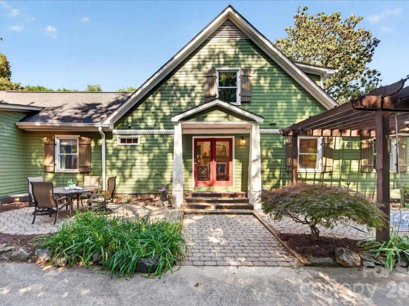 4330 Brookfield Drive, Charlotte, NC 28210.  MLS# CAR4383464, YatesRealty ID 28403. Paver side patios make great entertaining spaces!