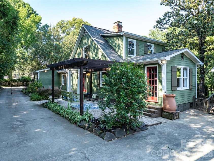 4330 Brookfield Drive, Charlotte, NC 28210.  MLS# CAR4383464, YatesRealty ID 28403. Welcome Home!