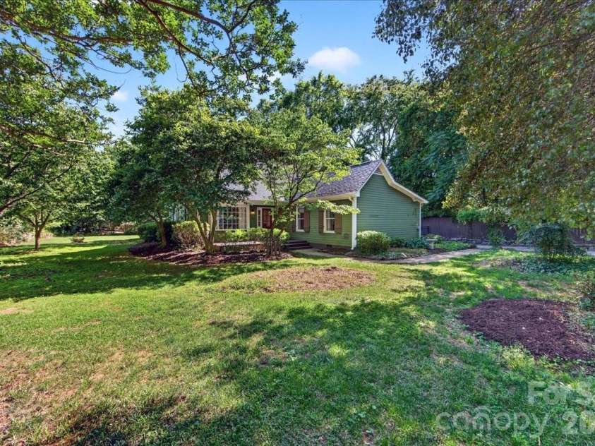4330 Brookfield Drive, Charlotte, NC 28210.  MLS# CAR4383464, YatesRealty ID 28403. Welcome home!