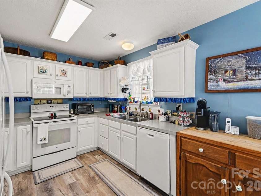 12323 Poplar Forest Drive, Charlotte, NC 28278.  MLS# CAR4382960, YatesRealty ID 28406. Kitchen