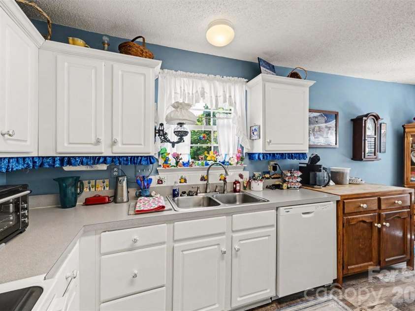 12323 Poplar Forest Drive, Charlotte, NC 28278.  MLS# CAR4382960, YatesRealty ID 28406. Kitchen
