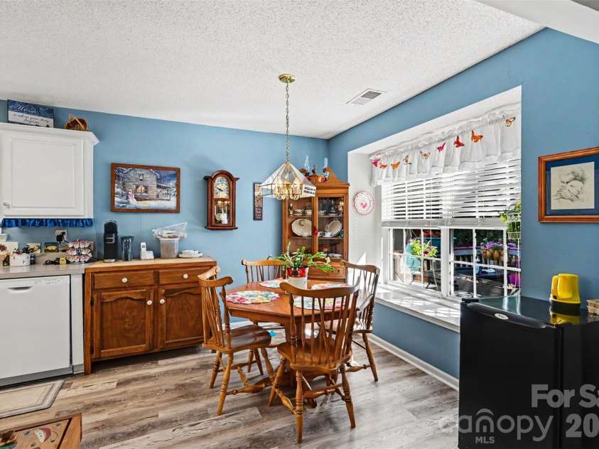 12323 Poplar Forest Drive, Charlotte, NC 28278.  MLS# CAR4382960, YatesRealty ID 28406. Kitchen Dining Area