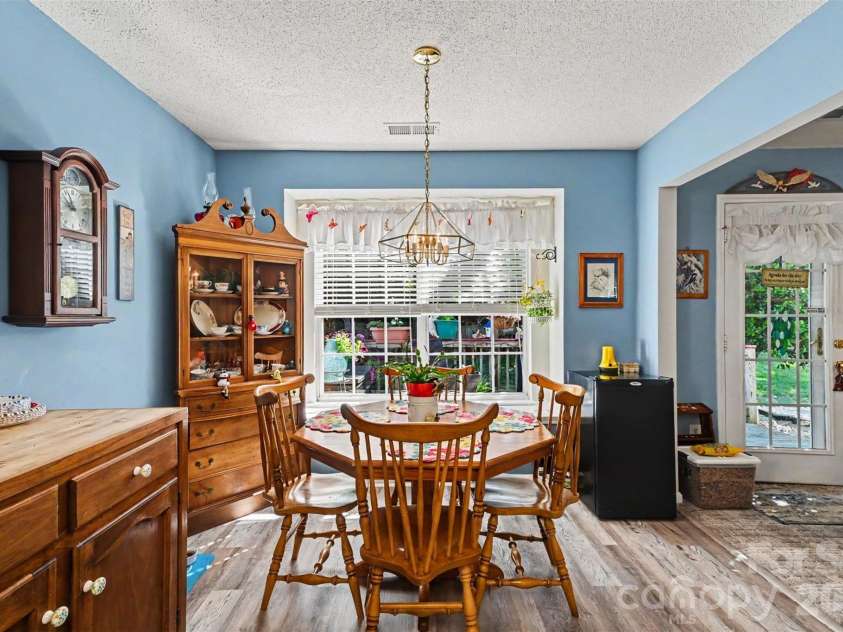 12323 Poplar Forest Drive, Charlotte, NC 28278.  MLS# CAR4382960, YatesRealty ID 28406. Kitchen Dining Area