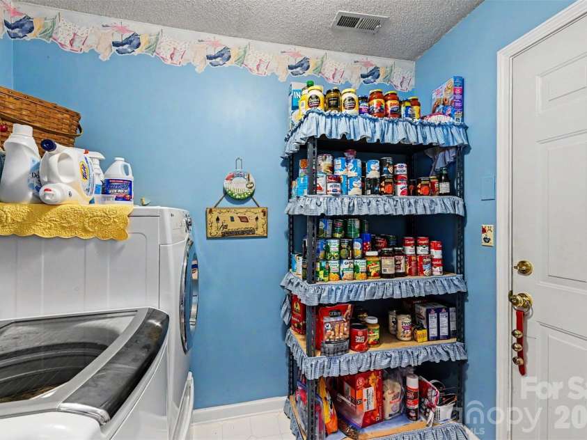 12323 Poplar Forest Drive, Charlotte, NC 28278.  MLS# CAR4382960, YatesRealty ID 28406. Laundry Room/Mud Room