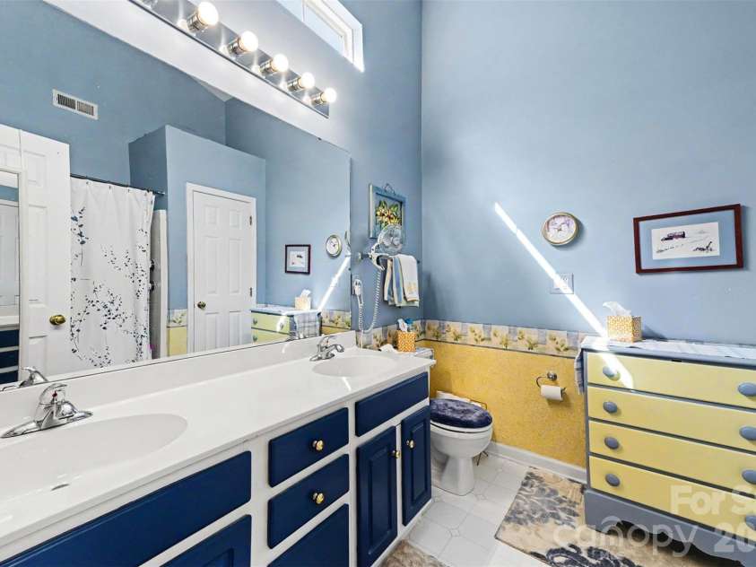 12323 Poplar Forest Drive, Charlotte, NC 28278.  MLS# CAR4382960, YatesRealty ID 28406. Primary Bathroom