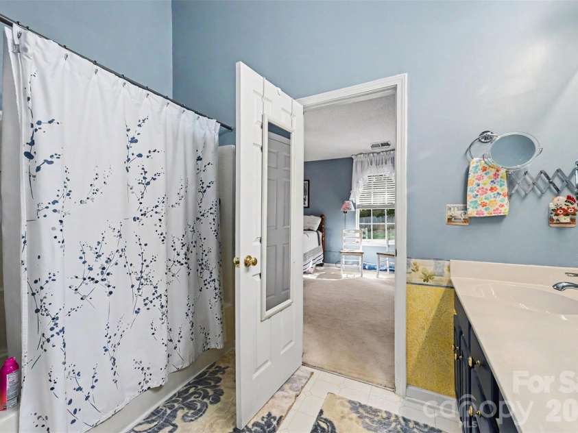12323 Poplar Forest Drive, Charlotte, NC 28278.  MLS# CAR4382960, YatesRealty ID 28406. Primary Bathroom