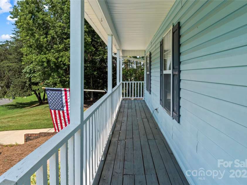 142 Fox Chase Court, Lexington, NC 27295.  MLS# CAR4285178, YatesRealty ID 28407. 