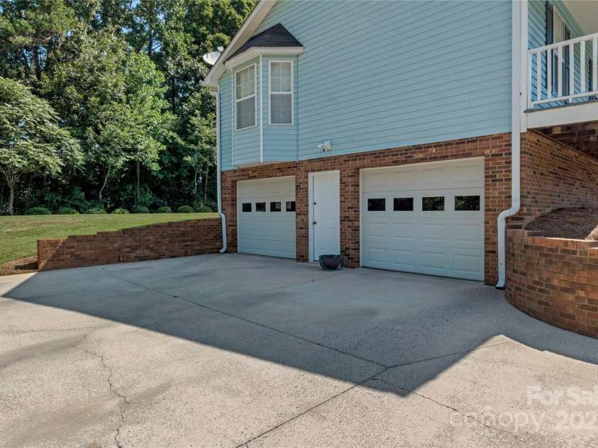 142 Fox Chase Court, Lexington, NC 27295.  MLS# CAR4285178, YatesRealty ID 28407. 