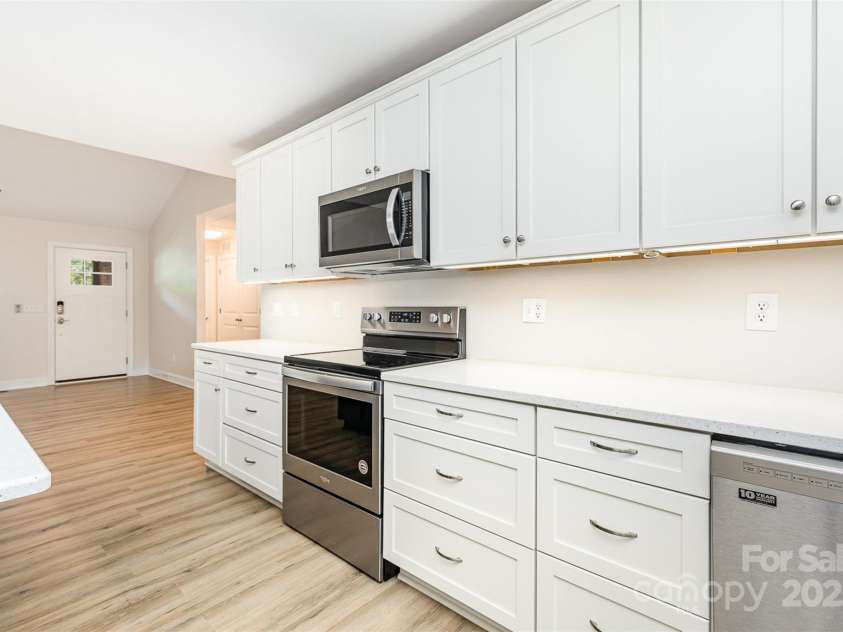 43 Paddington Drive, Concord, NC 28025.  MLS# CAR4270553, YatesRealty ID 28409. Stainless Steel appliances