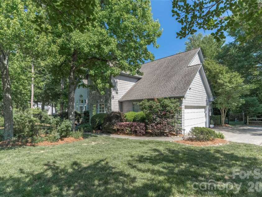 21121 Blakely Shores Drive, Cornelius, NC 28031.  MLS# CAR4382912, YatesRealty ID 28410. 