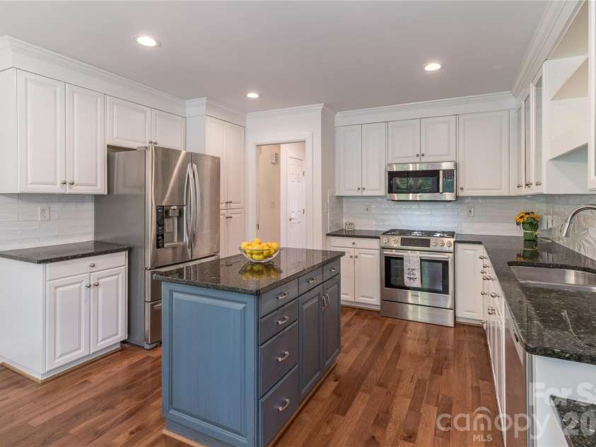 21121 Blakely Shores Drive, Cornelius, NC 28031.  MLS# CAR4382912, YatesRealty ID 28410. 