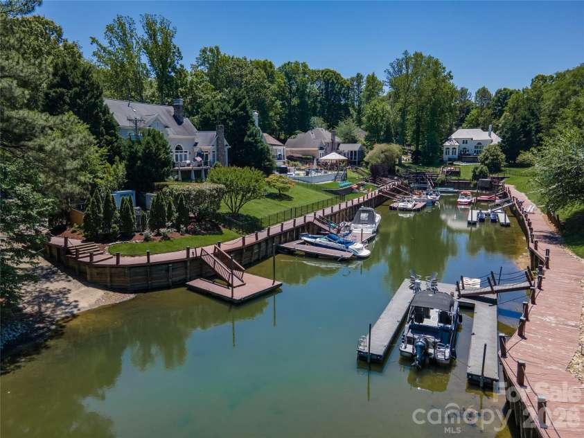 21121 Blakely Shores Drive, Cornelius, NC 28031.  MLS# CAR4382912, YatesRealty ID 28410. 