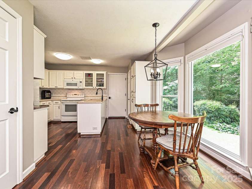 2621 Brightmoor Ridge Drive, Matthews, NC 28105.  MLS# CAR4275858, YatesRealty ID 28410. Kitchen